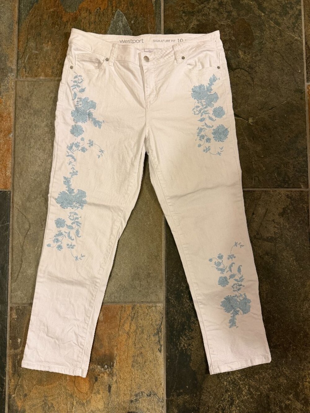Westport Signature Fit Women’s Size 10 White Floral Embroidered Jeans Straight